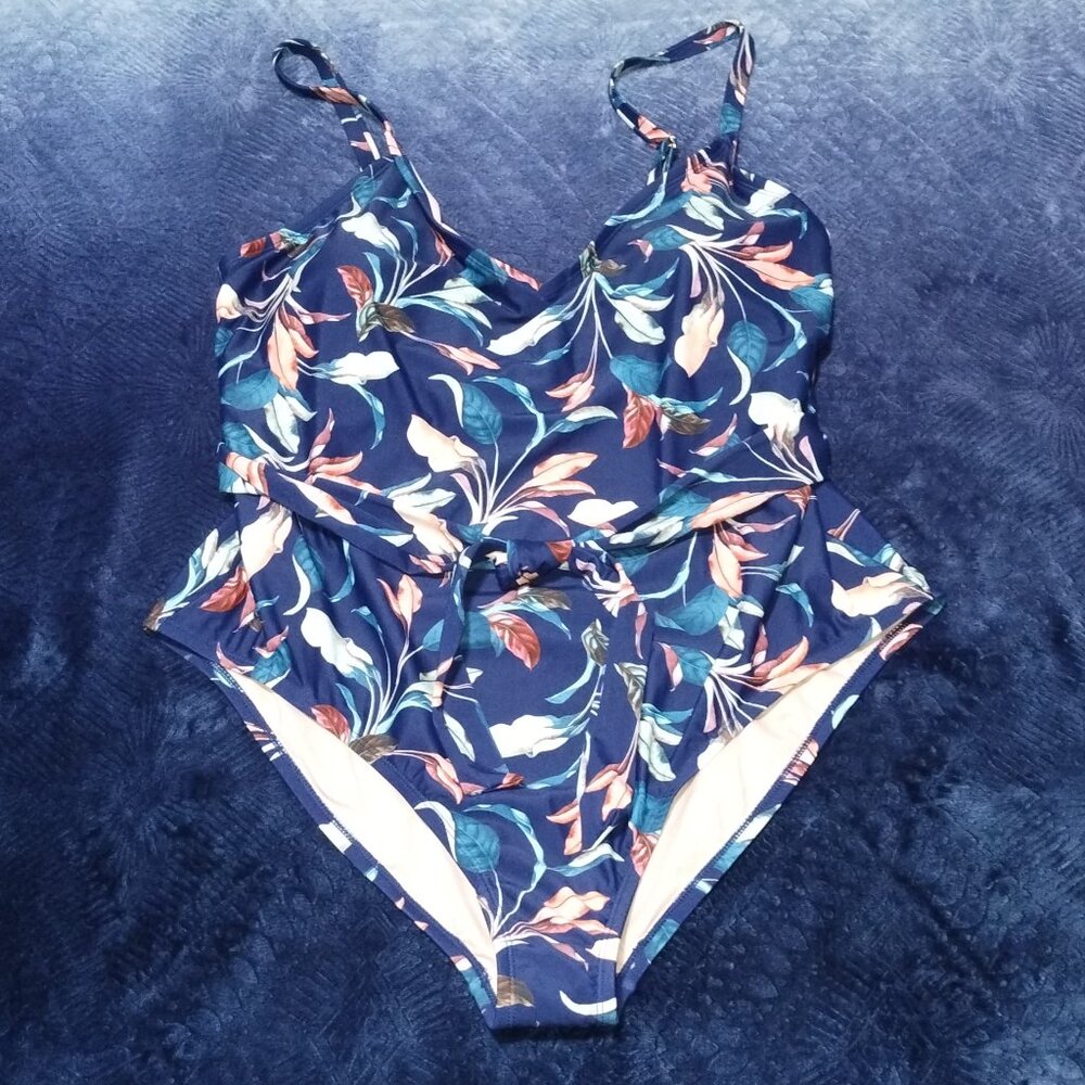 Women's Mynah Plus Size One Piece Swimsuit Size 24W. NWT-Retail $92.00.